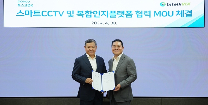 정덕균 포스코DX 사장(좌)과 최은수 인텔리빅스 대표이사(우)가 지난달 30일 포스코DX 판교 사옥에서 양사의 협력을 기념하고 있다. (출처 : 인텔리빅스)