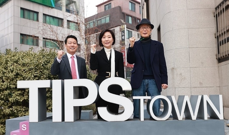 오영주 중소벤처기업부 장관(가운데)이 지난 3월 창업지원시설 팁스타운을 방문해 관계자들과 기념 촬영을 하고 있다. (출처 : 중소벤처기업부)