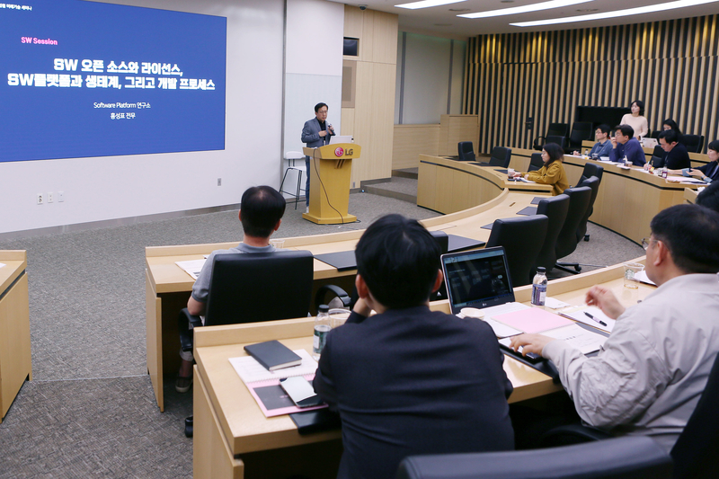 LG전자 홍성표 CTO 소프트웨어플랫폼연구소장이 '미래기술 세미나' 강연자로 나서 임원 대상 소프트웨어 교육을 진행하고 있다. (출처 : LG전자)