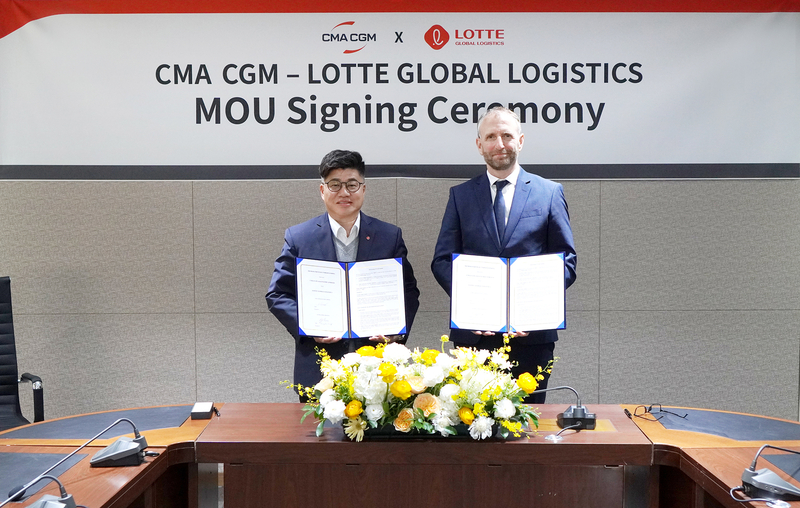 롯데글로벌로지스가 글로벌 3위 해운사인 프랑스 CMA CGM과 전략적 파트너십(MOU)을 체결했다고 밝혔다. 강병구 롯데글로벌로지스 대표이사(사진 왼쪽), 보 웨그너 CMA CGM 아시아태평양 CEO(사진 오른쪽)