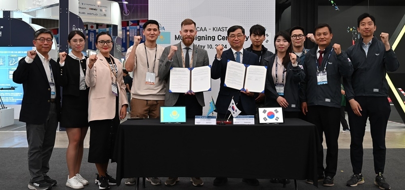 이달 10일 항공안전기술원과 카자흐스탄 민간항공협회 관계자가 2024 대한민국 드론 박람회 현장에서 협무협약식 기념촬영을 진행 중이다. (출처 : 항공안전기술원)