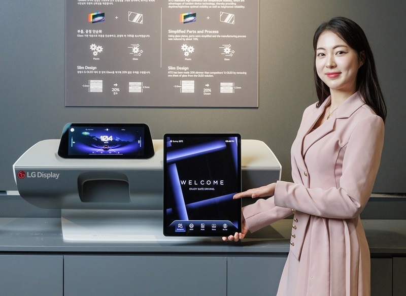 14일(현지시간) 미국 새너제이에서 열린 'SID 2024' 전시회에서 LG디스플레이 모델이 차량용 ATO(Advanced Thin OLED) 제품을 소개하고 있다.(출처: LG디스플레이)