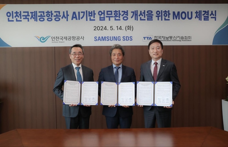삼성SDS 황성우 대표이사(맨 왼쪽), 인천국제공항공사 이학재 사장, 한국정보통신기술협회 손승현 회장(맨 오른쪽) (출처: 삼성SDS)