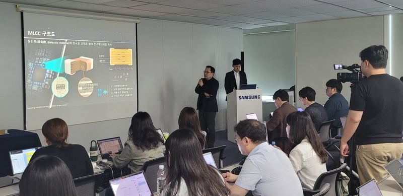 김위헌 삼성전기 MLCC 제품개발 상무가 '전장용 MLCC의 트랜드와 삼성전기의 강점 세미나'를 진행하고 있다. (출처 : 삼성전기)