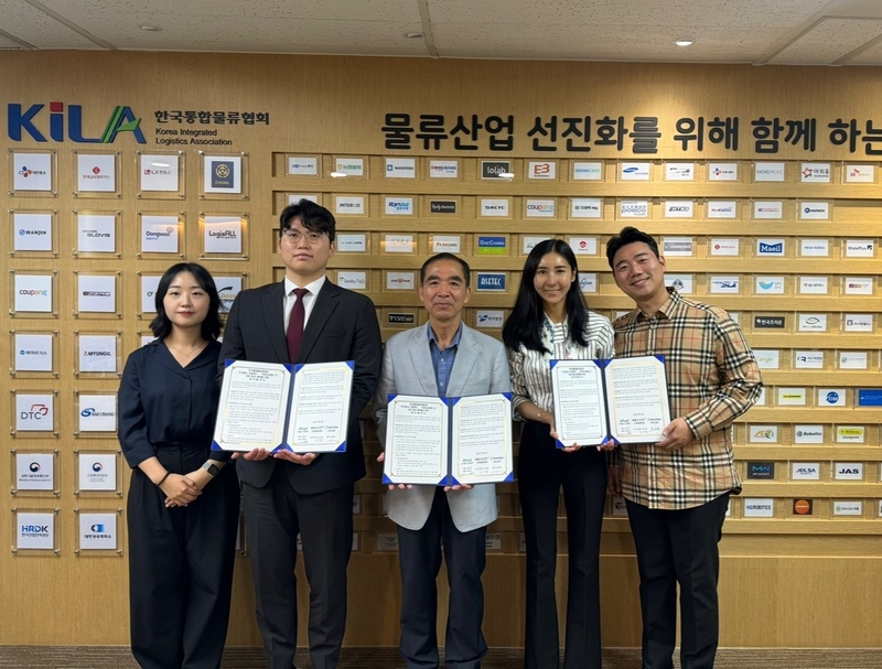한국통합물류협회 조무영 상근부회장(가운데)과 마리나베이(왼쪽), 오일렉스(오른쪽) 측 참석자가 협약식 체결 후 포즈를 취하고 있다.