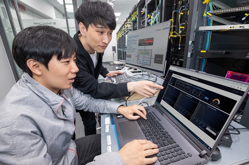 KT 연구원이 판교 5G 테스트베드 센터에서 오픈랜 통신 환경에서 전력을 절감하는 기술을 검증하고 있다. (출처: KT)