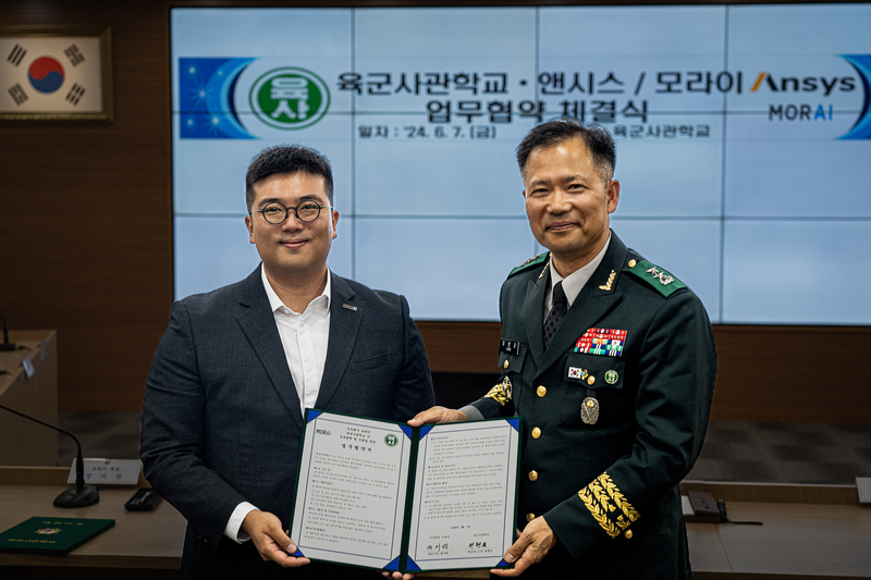 정지원 모라이 대표(왼쪽)와 육군사관학교장 정형균 소장이 기념 촬영을 하고 있다. (출처 : 모라이)