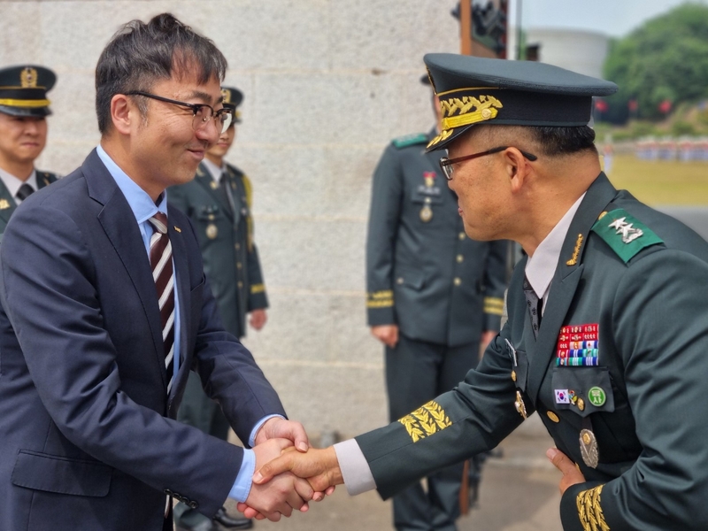 육군사관학교에서 박주일 앤시스코리아 대표(왼쪽)와 육군사관학교장 정형균 소장이 악수하고 있다. (출처 : 앤시스코리아)