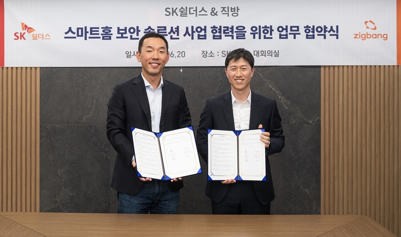 장웅준 SK쉴더스 물리보안사업부장(왼쪽), 정진우 직방 스마트홈사업부장이 기념 촬영을 하고 있다. (출처 : SK쉴더스)