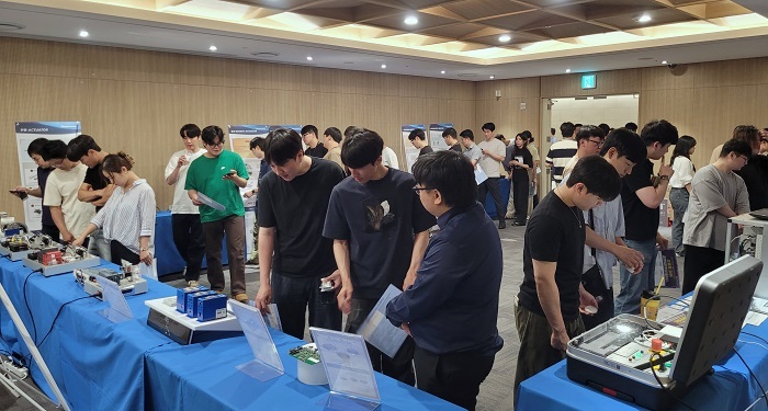 ‘2024 세미나페어’ 데모기 체험 공간을 구경하는 참가자들의 모습 (제공: 인아그룹)