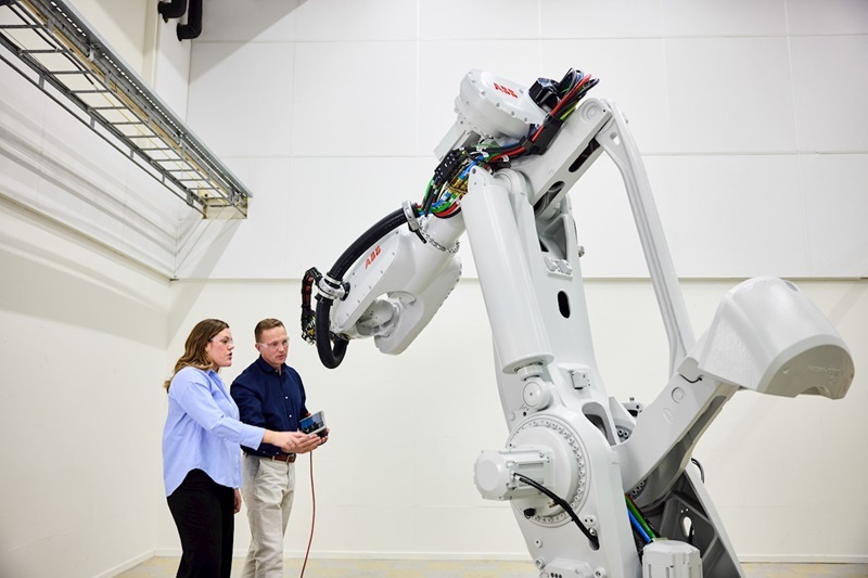 ABB Robotics는 최근 IRB 7710 및 IRB 7720을 출시하여 대형 산업용 로봇 포트폴리오를 확장했다. (출처: ABB)