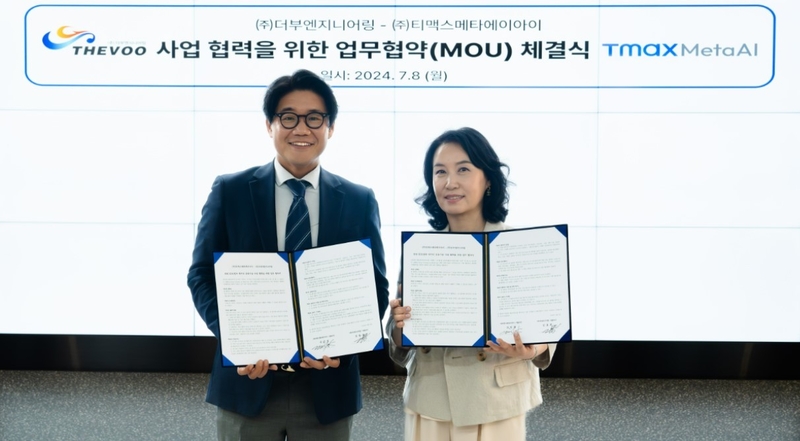 김민석 티맥스메타AI 대표(왼쪽)와 김용희 더부엔지니어링 대표가 기념 촬영을 하고 있다. (출처 : 티맥스메타AI)