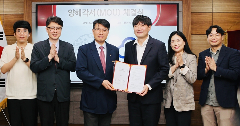 이경진 카카오엔터프라이즈 대표(우측 세번째)와 편성범 고려대학교 학장(우측 네번째)이 기념 촬영을 하고 있다. (출처 : 카카오엔터프라이즈)