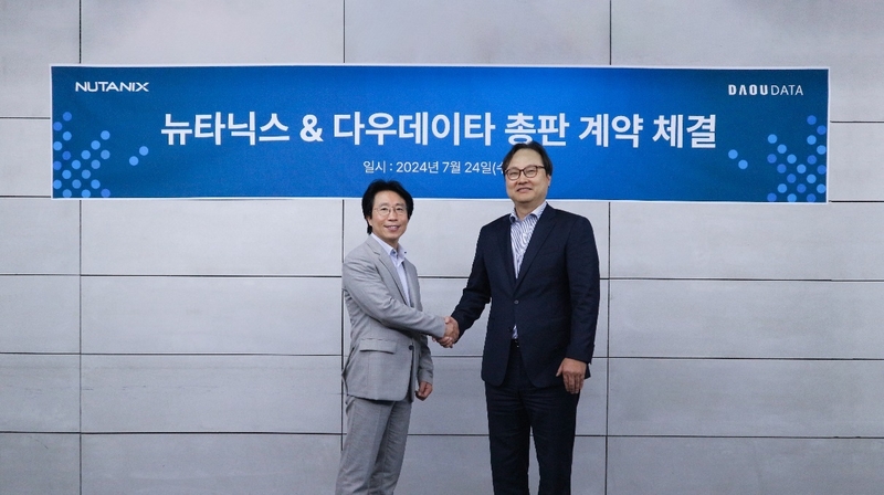 변재근 뉴타닉스 코리아 사장(왼쪽), 김상준 다우데이타 대표 (출처 : 뉴타닉스)
