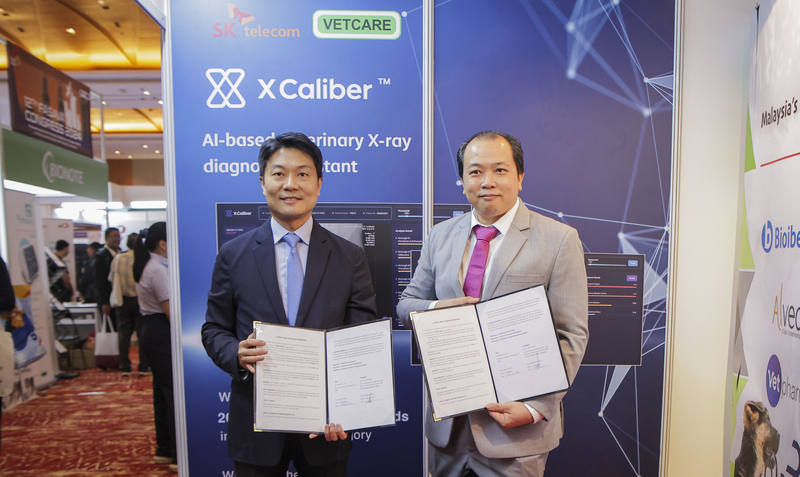 ‘FASAVA Congress 2024’에서 장동일 SKT 엑스칼리버 글로벌팀장(왼쪽)과 리우 창 할 마이벳케어 사업총괄이 계약을 체결했다. (출처 : SKT)