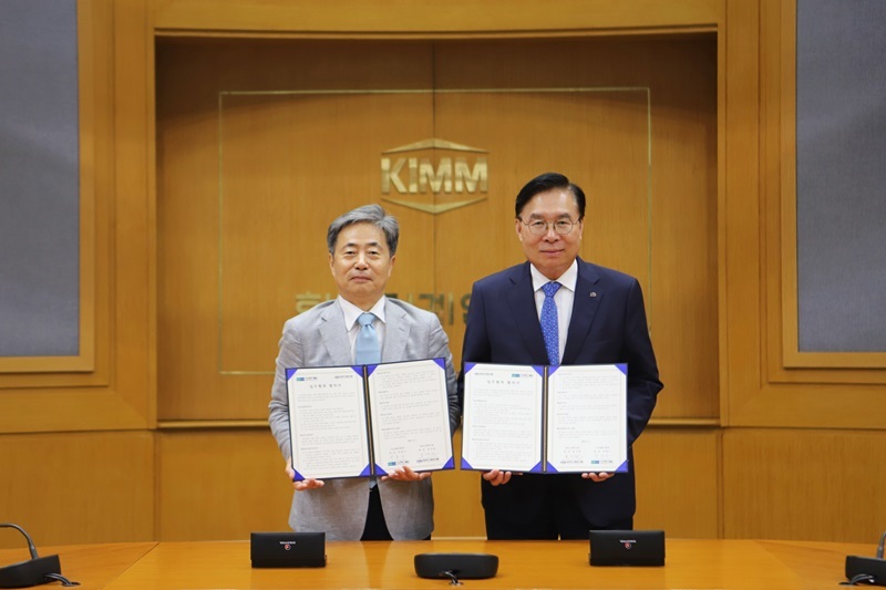 기계연 류석현 원장(오른쪽)과 나노종기원 박흥수 원장(왼쪽)은 ‘반도체 첨단 패키징 인프라 및 기술 개발 분야 상호 협력과 교류 강화를 위한 업무협약’을 체결했다. (출처: 한국기계연구원)