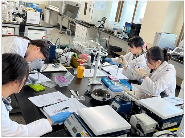 경북바이오마스터고등학교 학생들이 실험복을 입고 실험 기기를 다루고 있다. (제공: DKSH 기계사업부)
