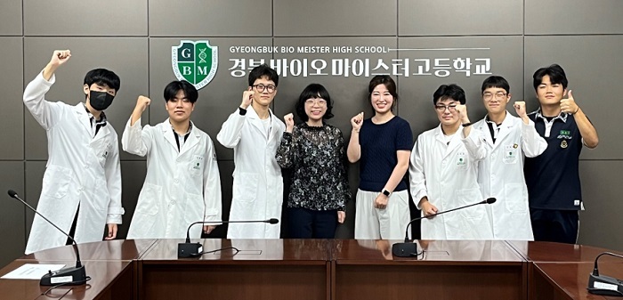 DKSH 바이오융합 교육센터 윤성희 박사와 오혜림 과장이 실험 교육에 참여한 학생들과 함께 포즈를 취하고 있다. (제공: DKSH 기계사업부)