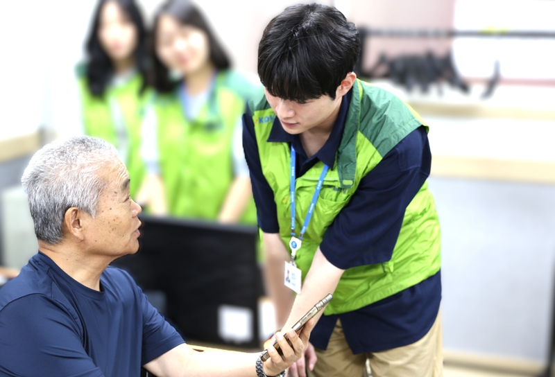 코오롱베니트는 과천종합사회복지관에서 ‘IT 취약 계층 스마트폰 교육’을 진행했다. (출처 : 코오롱베니트)