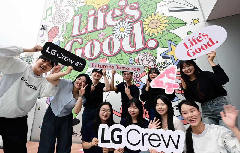 LG크루 4기 멤버들이 최종 발표회에 앞서 사진 촬영을 하고 있다. (출처 : LG전자)