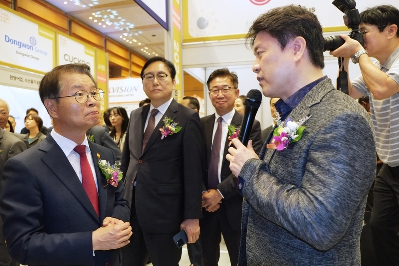  박지환 씽크포비엘 대표(우)가 이정식 고용노동부 장관(좌) 등을 상대로 회사의 외국인 채용 상황에 대해 설명하고 있다. 