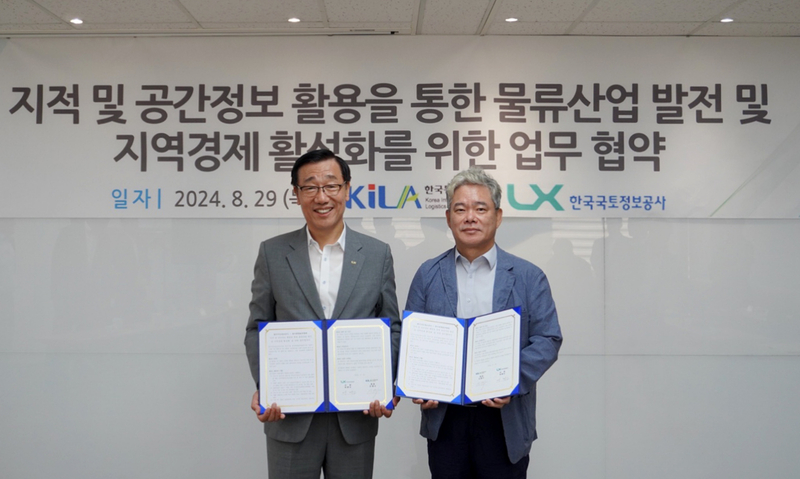 LX 어명소 사장(왼쪽)과 한국통합물류협회 신영수 회장(오른쪽) / 출처 - LX