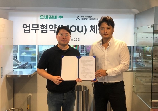 비욘드허니컴 정현기 대표(왼쪽)와 은비갈비 우창목 본부장 (제공: 비욘드허니컴)
