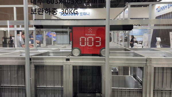 오토스토어 자동창고 시스템이 현장에서 작동 모습을 연출하고 있다. (출처 : 헬로티)