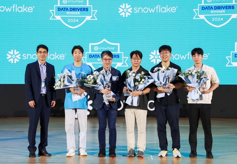 스노우플레이크 ‘데이터 드라이버 어워드’ 시상식에서 수상자들이 기념 촬영을 하고 있다. (출처 : 스노우플레이크)
