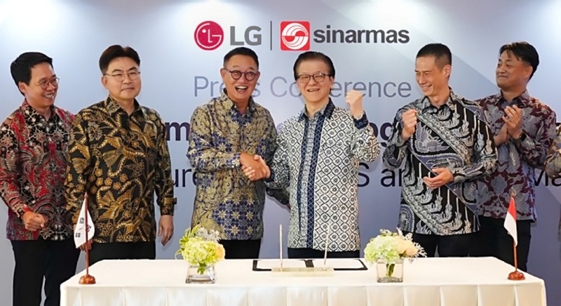 LG CNS 현신균 대표와 시나르마스 프랭키 우스만 위자야 회장이 LG 시나르마스 출범식에서 손을 맞잡고 기념촬영하는 모습 (출처: LG CNS)