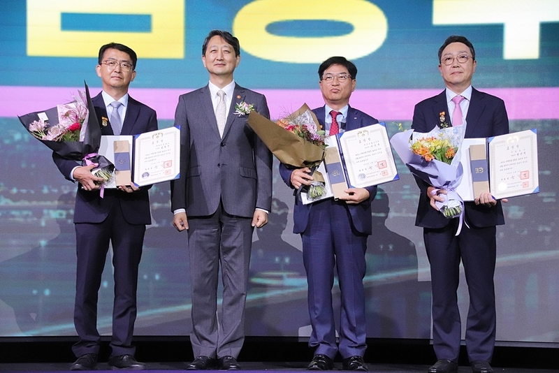 그동안 산업단지를 이끈 생태계 관계자가 유공자 포상을 수상했다. (출처 : 헬로티)