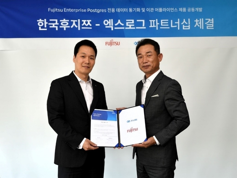 (왼쪽부터 박경주 한국후지쯔 대표, 장석주 엑스로그 대표) 한국후지쯔와 엑스로그가 데이터 동기화 및 이관 솔루션 임베디드 서버 공동 개발을 위한 파트너십을 맺었다. (출처:엑스로그)
