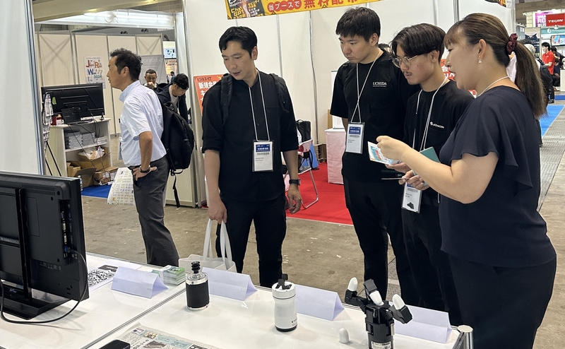 재팬로봇위크 2024에 방문한 참관객이 테솔로 델토 그리퍼 시리즈를 경험하고 있다. (출처 : 테솔로)