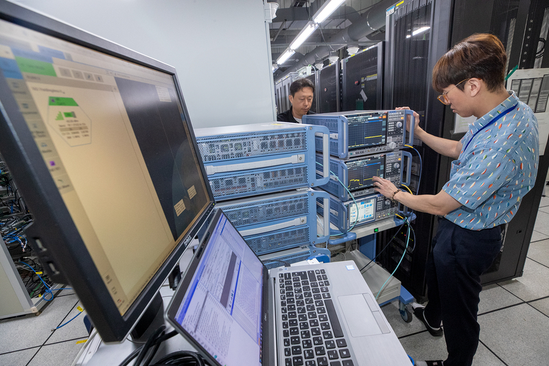 KT 연구원이 KT연구개발센터에서 무궁화위성과 5G 네트워크가 연결된 상태를 확인하고 있다. (출처 : KT)