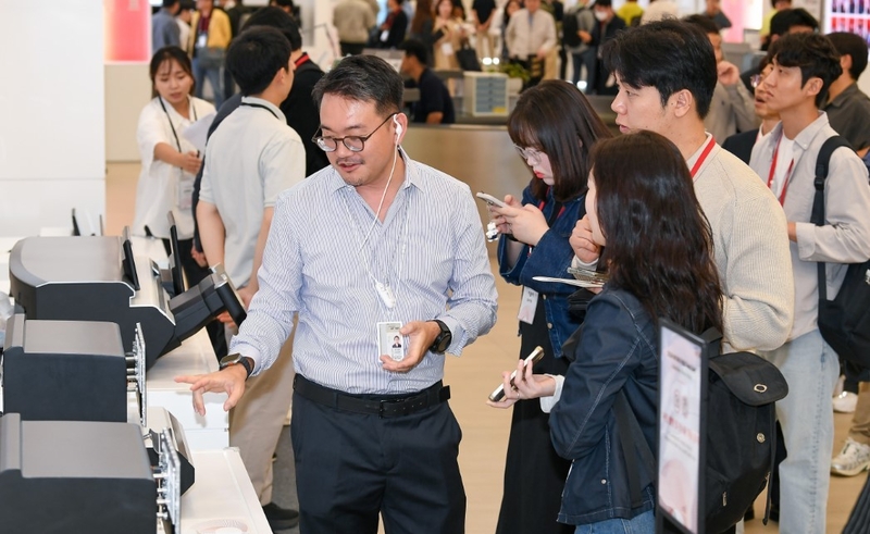 현대모비스가 개최한 ‘2024 R&D 테크데이’에서 관람객들이 제품을 개발한 연구원들로부터 설명을 듣고 있는 모습 (출처: 현대모비스)(