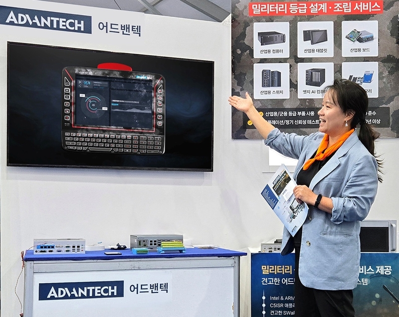 산업용 컴퓨팅 솔루션 업체 어드밴텍이 ‘2024 대한민국 국제 방위산업전시회(KADEX 2024)’에 부스를 꾸려 방위 및 항공우주 분야의 차세대 컴퓨팅 시스템을 강조했다. 사진은 시스템을 소개하는 김정연 어드밴텍 이사. (출처 : 어드밴텍)