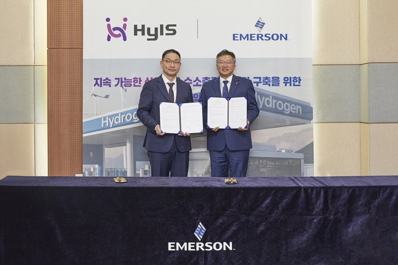 권성욱 하이스원 대표(왼쪽)와 정재성 한국에머슨 대표가 업무협약을 체결하고 기념 촬영을 하고 있다. (출처 : 한국에머슨)
