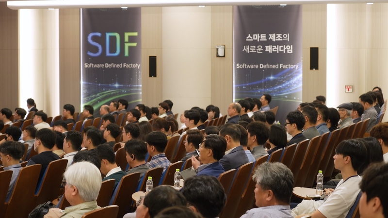 참가자들이 발표 세션에 집중하고 있다. (출처 : 미라콤아이앤씨)
