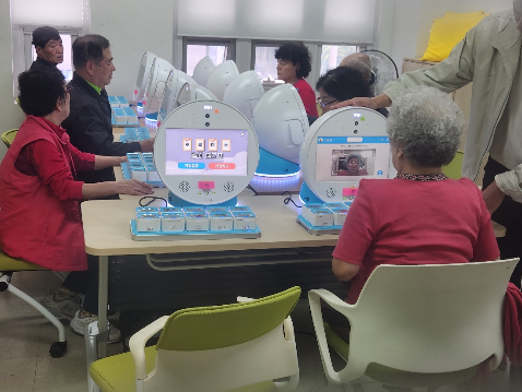 로보케어 로봇을 활용한 노년층 대상 교육 / 출처 - 로보케어 