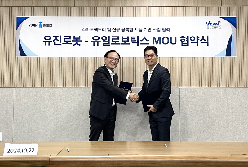 (좌측부터) 유진로봇 박성주 대표, 유일로보틱스 김동헌 대표 / 출처 - 유진로봇 