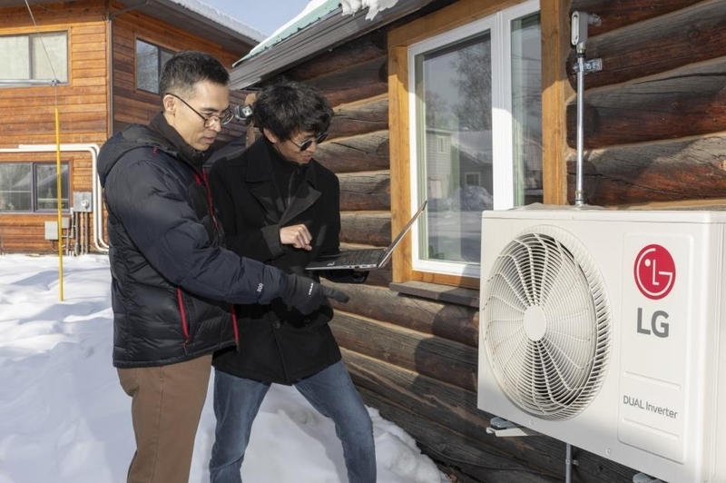 알래스카 페어뱅크스 김선우 교수(왼쪽)와 LG전자 연구원이 혹한에서도 고성능을 내는 히트펌프를 테스트하고 있다. (출처 : LG전자)