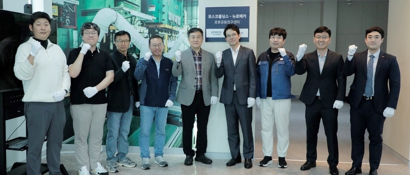 양사 관계자가 '로봇공동연구센터' 개소식에서 파트너십 기반 국내 로봇산업 성장 로드맵을 발표했다. (출처 : 뉴로메카)