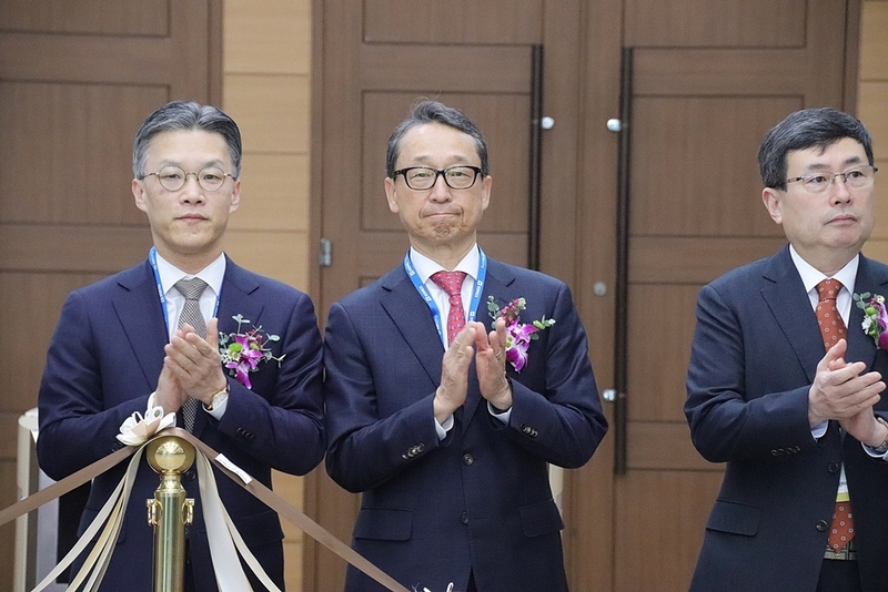 (왼쪽부터) AMXPO 개막식 현장에 모습을 드러낸 오승철 산업통상자원부 산업기반실장, 조영철 한국기계산업진흥회 회장, 이상목 한국생산기술연구원 원장 (출처 : 헬로티)
