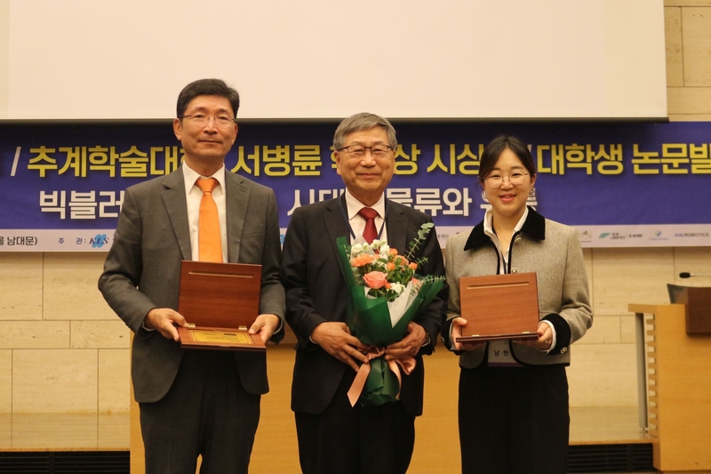 권오경 인하대학교 교수(왼쪽)와 남현정 덕성여자대학교 교수(오른쪽), 서병륜 로지스올그룹 회장(가운데) / 출처 - 로지스올