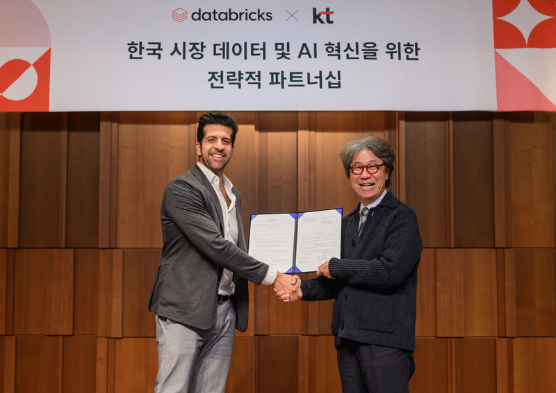 오승필 KT 기술혁신부문장(CTO)(왼쪽)과 아르살란 타바콜리 데이터브릭스 공동창립자 겸 필드 엔지니어링 총괄 수석 부사장 (출처 : KT)