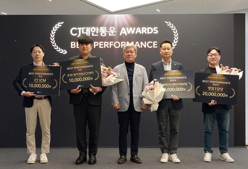 신영수 대표(왼쪽 세번째)와 CJ대한통운 어워즈 수상자들 (출처 : CJ대한통운)
