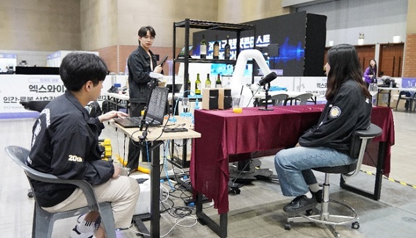 ChatGPT API가 적용된 웨이터 로봇을 시연하고 있는 ‘Gadget’팀 (제공: 엑스와이지)