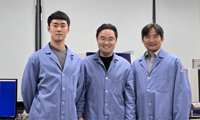 (왼쪽부터)KAIST 신소재공학과 김연규 박사과정, 엄성문 박사과정, 홍승범 교수 (출처 : KAIST)