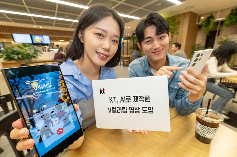 KT 모델이 KT가 생성형 AI로 제작한 V컬러링 영상을 소개하는 모습 (출처 : KT)
