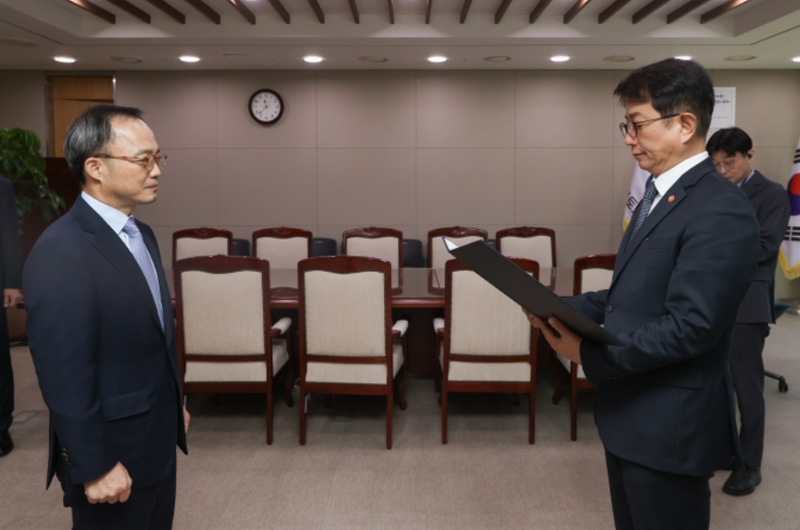 국토부 제공 / 박상우 국토교통부 장관은 11월 18일 오전 한동민 대한건설기계안전관리원 신임 원장에게 임명장을 수여했다.
